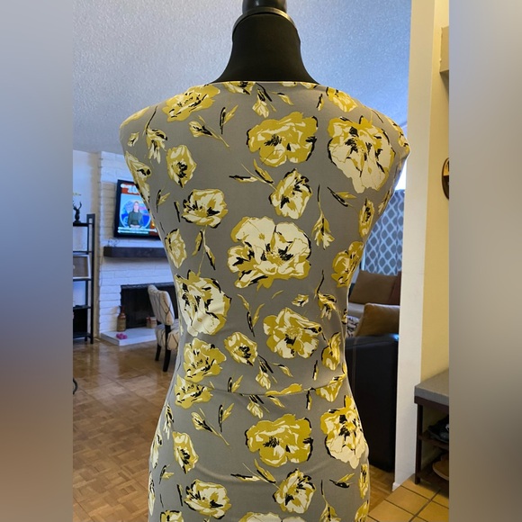 NWOT MERMAID DRESS GRAY FLOWER DESIGN - Picture 10 of 12